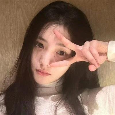 高墙、黑色与帅小伙